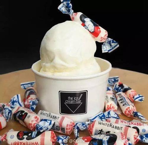 一款大白兔冰淇淋在美国引起消费者排队购买成了网红