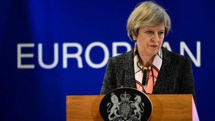 总理特丽莎梅可能改变计划于周二晚上举行的投票之后 英镑最初跌至三周低位