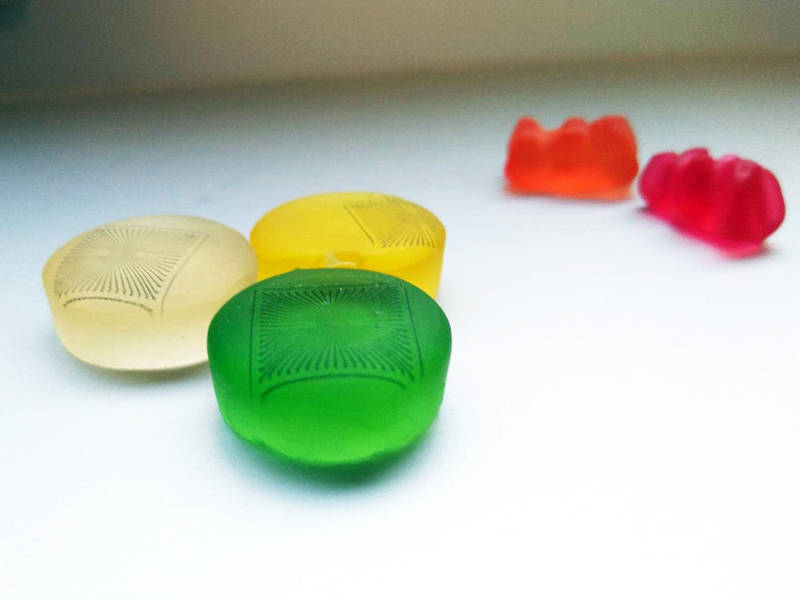 研究人员在新型医疗应用的胶粘糖果上打印微电极