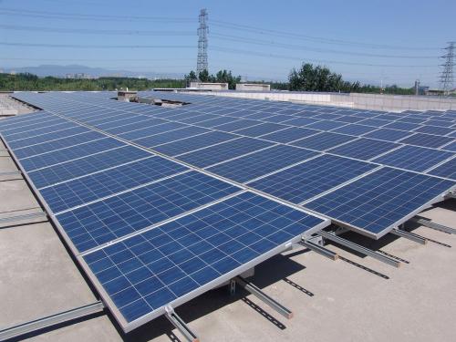 太阳能电池板和风电场等可再生能源技术正在不断增长
