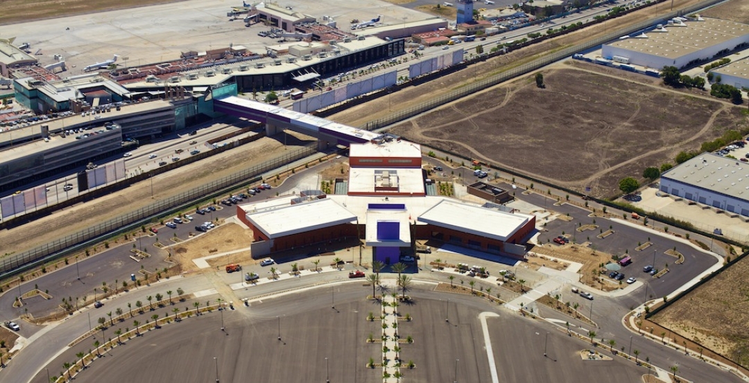Skybridge连接美墨边境两侧的航站楼和机场