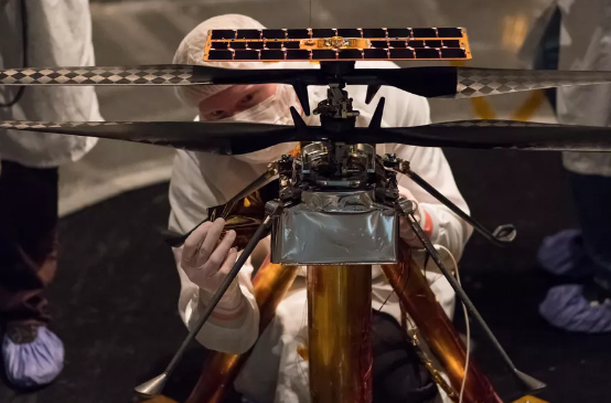 美国宇航局正式将一架直升机连接到火星2020罗孚