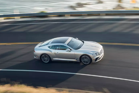 2020年Bentley Continental GT的玻璃车顶让光线照进来
