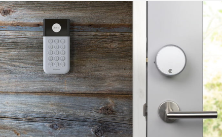 单独使用August Smart Lock 用户可以使用智能手机锁定或解锁门