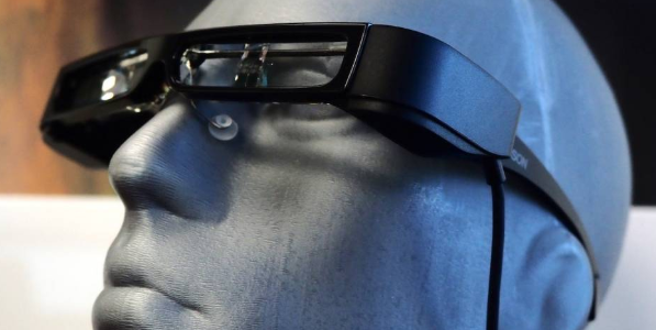 爱普生Moverio BT-30C智能眼镜可插入您的Android手机