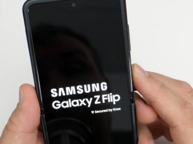 这是三星Galaxy Z Flip智能手机的另一种外观