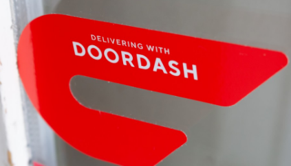  DoorDash是当今道路上众多的送餐服务之一