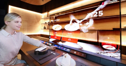 LG在CES 2021上展示配有隐藏式透明OLED电视的床