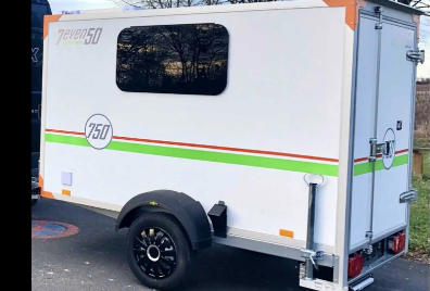 德国公司将紧凑型实用拖车转换为两人舒适的露营车