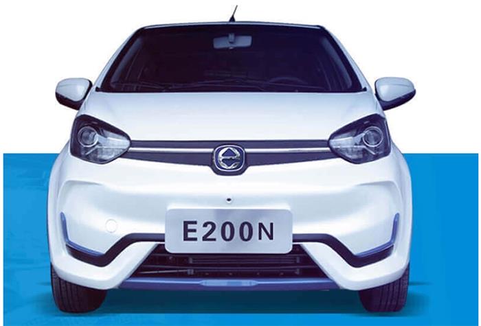 江铃E200N作为江铃E200S的升级车型在内饰与配置方面做了优化