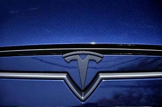 Model 3的“需求较弱”并且本季度初在中国和欧洲面临交付挑战