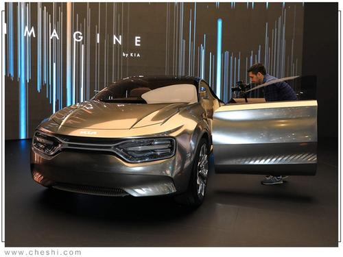 起亚将这款车称为Imagine采用高顶C型四门轿车的形式