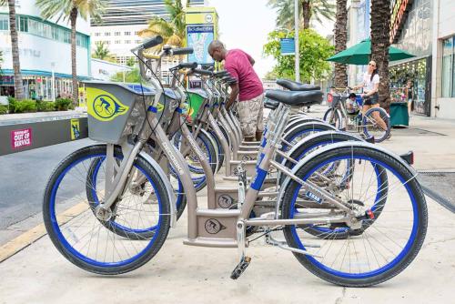 许多社区中取消了CitiBike自行车共享计划中的自行车道和码头空间