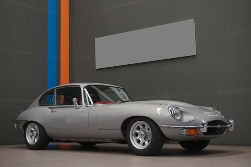 观看FrankStephenson重新设计JaguarEType