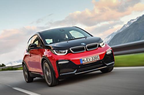 BMWi3s以及成排的带引线的电动汽车数百个