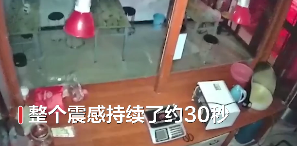青海7.4级地震恐怖30秒  餐馆玻璃门剧烈摇晃令人惊恐