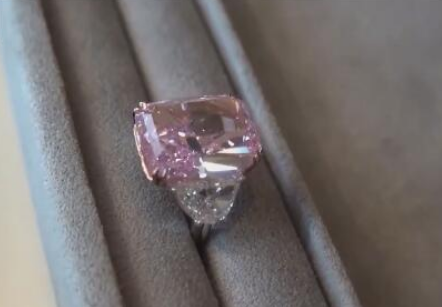 史上最贵紫粉钻石1.8亿元拍出 重达15.81克拉在香港成交