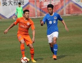 去年12月份受伤的泰山队球员吴兴涵至今仍然无法参加队内的分组对抗