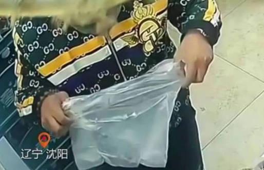 男子打包1份6元面装走半袋大蒜