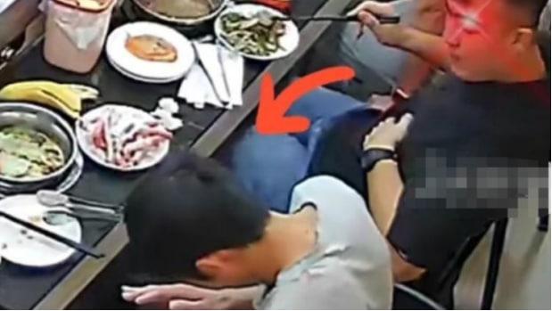 民警看邻座一心刷手机发现在洗钱