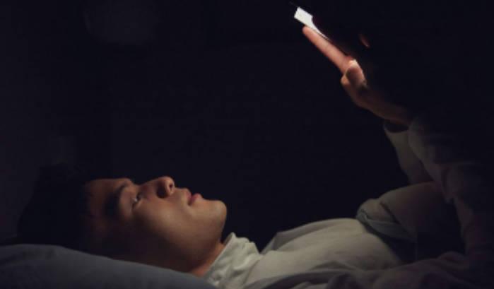 熬夜玩手机的危害有哪些