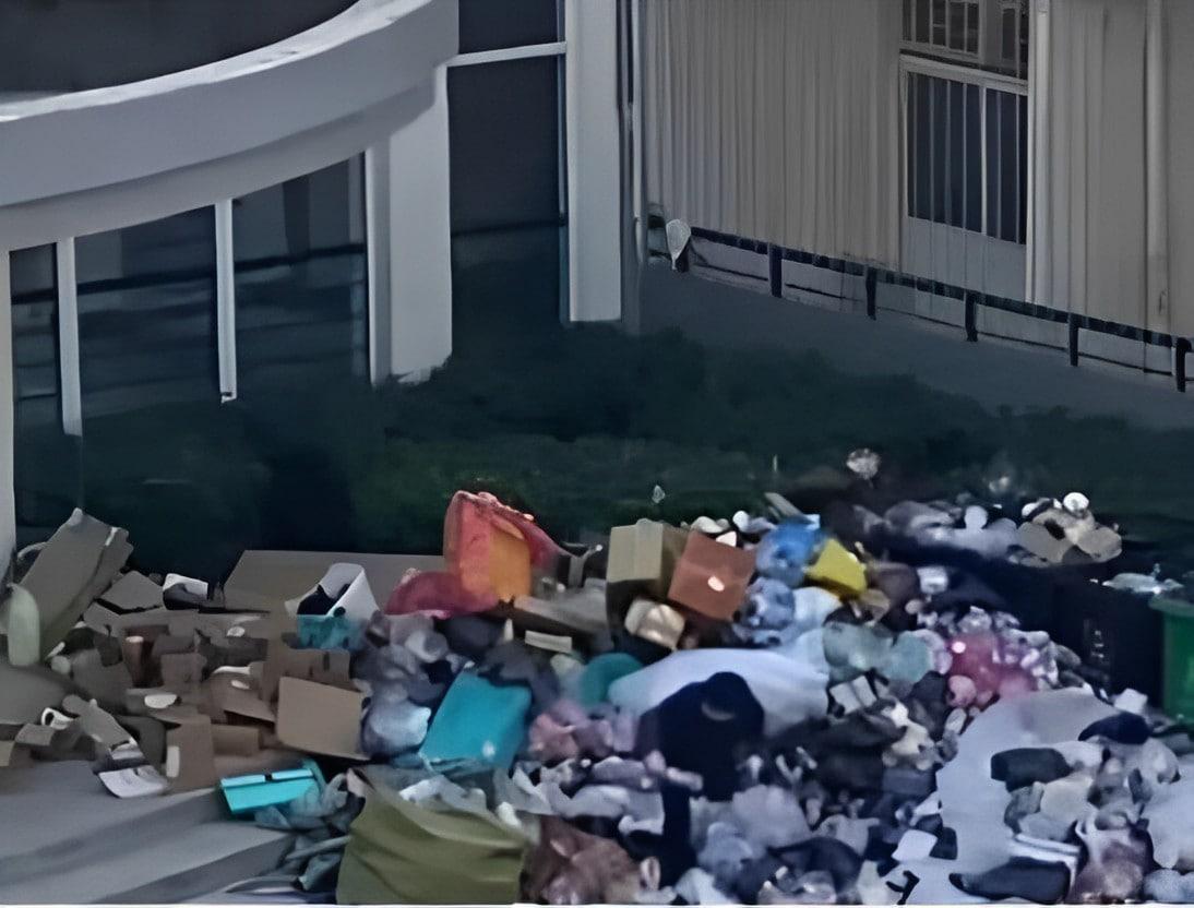 学校查寝男生宿舍外垃圾堆成山