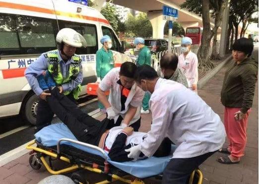 6名大学生紧急救护摔伤男子