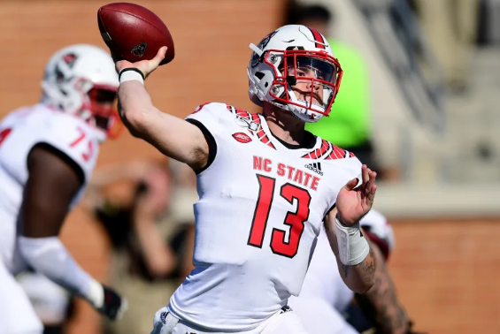 NC State QB Devin Leary 将因胸肌撕裂缺席 2022 赛季剩余时间