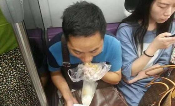 男子在车内饮食违反防疫规定被罚