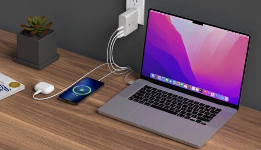 Hyper的140W充电器是最大的MacBook的较小积木