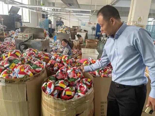义乌厂家50天赶工10万个足球
