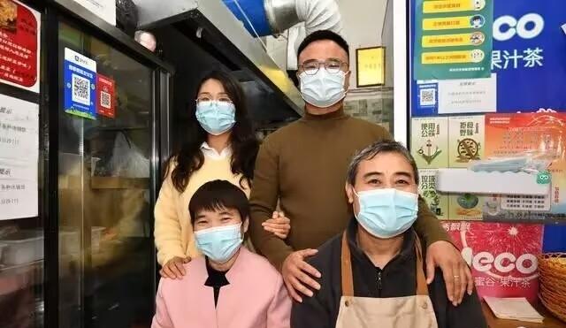 武大博士每日为父母煎饼店送外卖