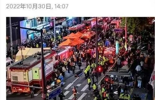 踩踏事故中有父亲拼命想把孩子递出