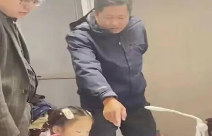 爷爷爸爸辅导孩子数学产生分歧