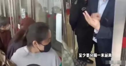 银行以防疫为名让客户淋雨排队