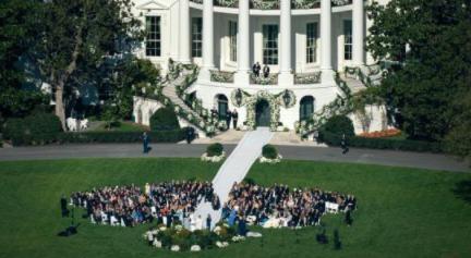 拜登在白宫草坪为孙女主持婚礼