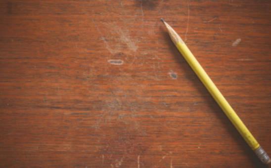 书桌上顽固的铅笔污渍怎么办