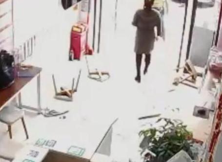 男子打砸彩票店：花3万7中2万9嫌少