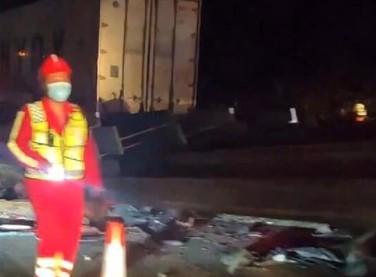 特斯拉高速追尾大货车 司机身亡