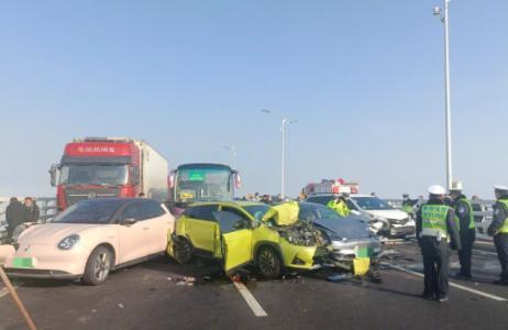 救援人员：黄河大桥事故涉200多辆车