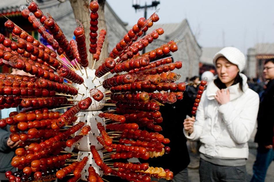 城管下跪劝离卖糖葫芦大爷