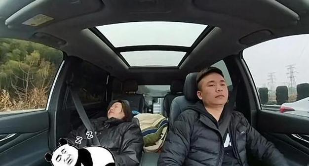 丈夫偷拍妻子在副驾吃喝睡780公里（发布后妻子生气了）