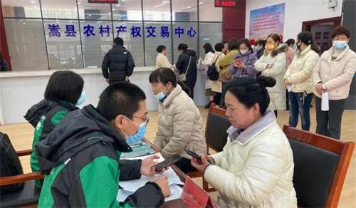 县长亲自送76人到杭州务工 ，欢迎企业来要人（帮助群众解决就业困难）