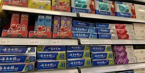 切尔西主帅挥拳庆祝怒吼，多特球员围堵裁判