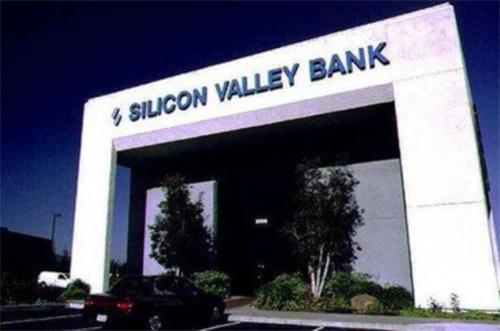 硅谷银行破产 客户排队取钱被拒