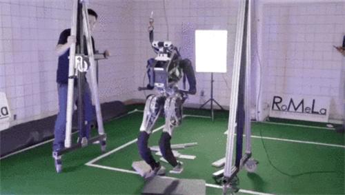 能走路类人机器人 模拟人类肌肉发力，波士顿Atlas表示不服