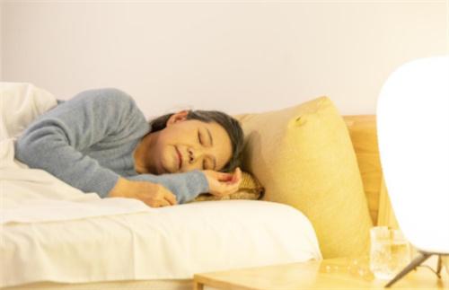 近半数国人睡眠不足8小时 摆脱困境的妙招