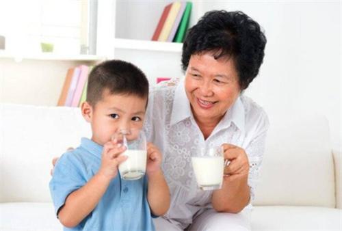 天天喝牛奶会增加乳腺癌和前列腺癌风险？