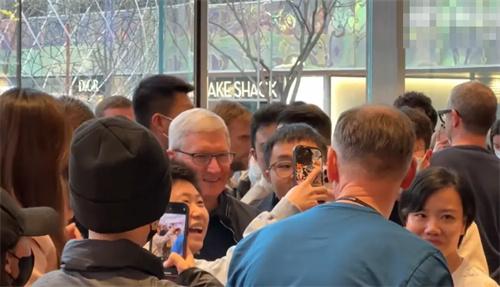苹果CEO蒂姆·库克现身于北京三里屯Apple零售店