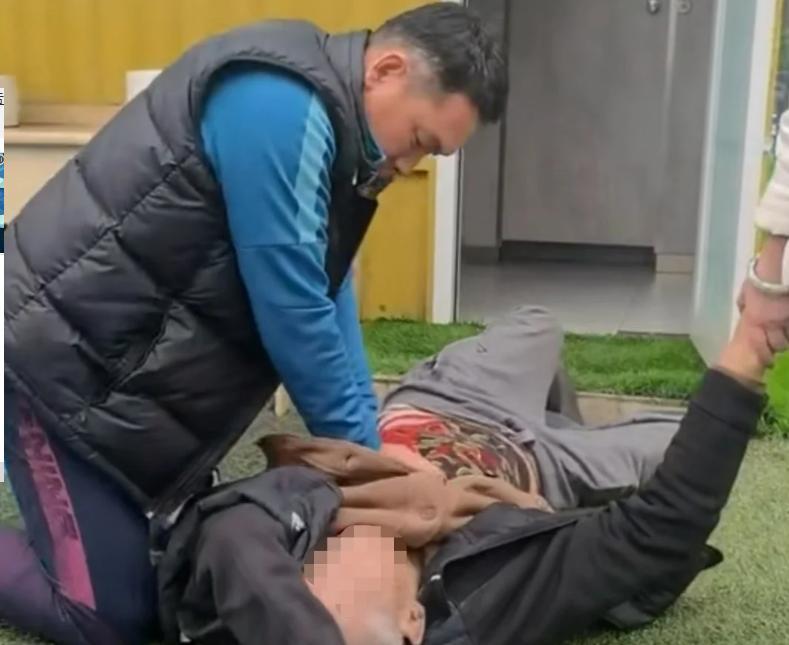 71岁老人在球场厕所突然晕倒！成都足协讲师施以援手